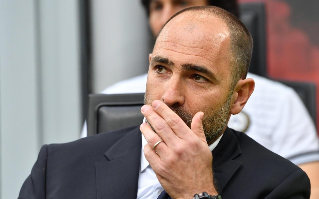 的头球打破 的头球打破